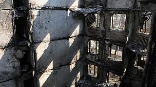 Blick auf ein durch Granatenbeschuss beschädigtes Wohnhaus in Charkiw, (10. April 2022)