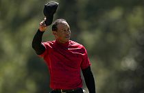Tiger Woods saluta il pubblico di Augusta.