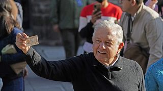 Andrés Manuel López Obrador después de votar en una consulta nacional sobre si debe terminar su sexenio apenas a la mitad en México, el domingo 10 de abril de 2022