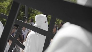 Nazarenos en la procesión del Domingo de Ramos en Sevilla el 10 de abril de 2022