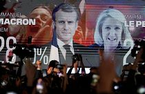 Écran montrant les résultats du premier tour avec Emmanuel Macron et Marine Le Pen