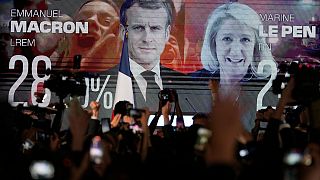 شاشة تظهر نتائج أولية للانتخابات للرئيس الفرنسي إيمانويل ماكرون والمرشحة اليمينية المتطرفة مارين لوبان في باريس، فرنسا.