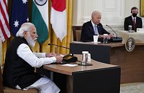 صورة من الارشيف- رئيس الوزراء الهندي ناريندرا مودي، يتحدث خلال القمة الرباعية إلى الرئيس جو بايدن، 24 ايلول 2021