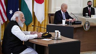 صورة من الارشيف- رئيس الوزراء الهندي ناريندرا مودي، يتحدث خلال القمة الرباعية إلى الرئيس جو بايدن، 24 ايلول 2021