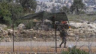 جندي إسرائيلي عند السياج الفاصل مع الضفة الغربية