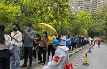 Koronavirüs vakalarının artmasının ardından Çin'in en büyük şehirlerinden Guancou'ya giriş çıkışlar kısıtlandı