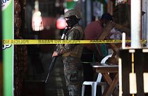Orta Amerika ülkesi El Salvador'un başkenti San Salvador'da çetelere yönelik operasyon kapsamında bir pazar yerinde görev yapan asker