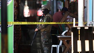 Orta Amerika ülkesi El Salvador'un başkenti San Salvador'da çetelere yönelik operasyon kapsamında bir pazar yerinde görev yapan asker