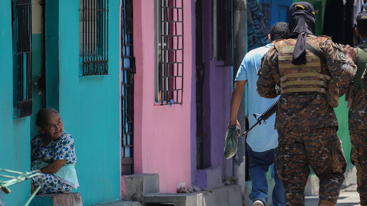 Des soldats patrouillent dans les quartiers où sont présents les gangs au Salvador