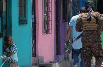 Des soldats patrouillent dans les quartiers où sont présents les gangs au Salvador