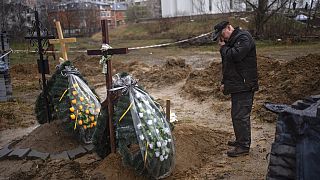 Oleg, de 56 años, visita la tumba de su madre, fallecida en los ataques sobre Bucha