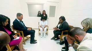 Cumhuriyetçi Partili eyalet temsilcileri, Melissa Lucio'yu (beyaz kıyafetli) kaldığı cezaevinin dua odasında ziyaret ederken