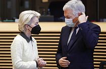 Ursula von der Leyen (balra), az Európai Bizottság elnöke beszél Didier Reynders-szel