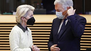 Ursula von der Leyen (balra), az Európai Bizottság elnöke beszél Didier Reynders-szel