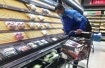 Leere Supermarktregale: Nur wer eine Sondererlaubnis hat, darf noch einkaufen in China. Alle anderen müssen auf eine Lieferung hoffen.