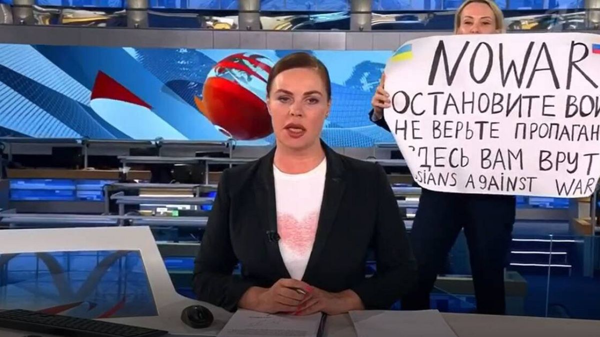 Marina Ovsiannikova'nın canlı yayın protestosu