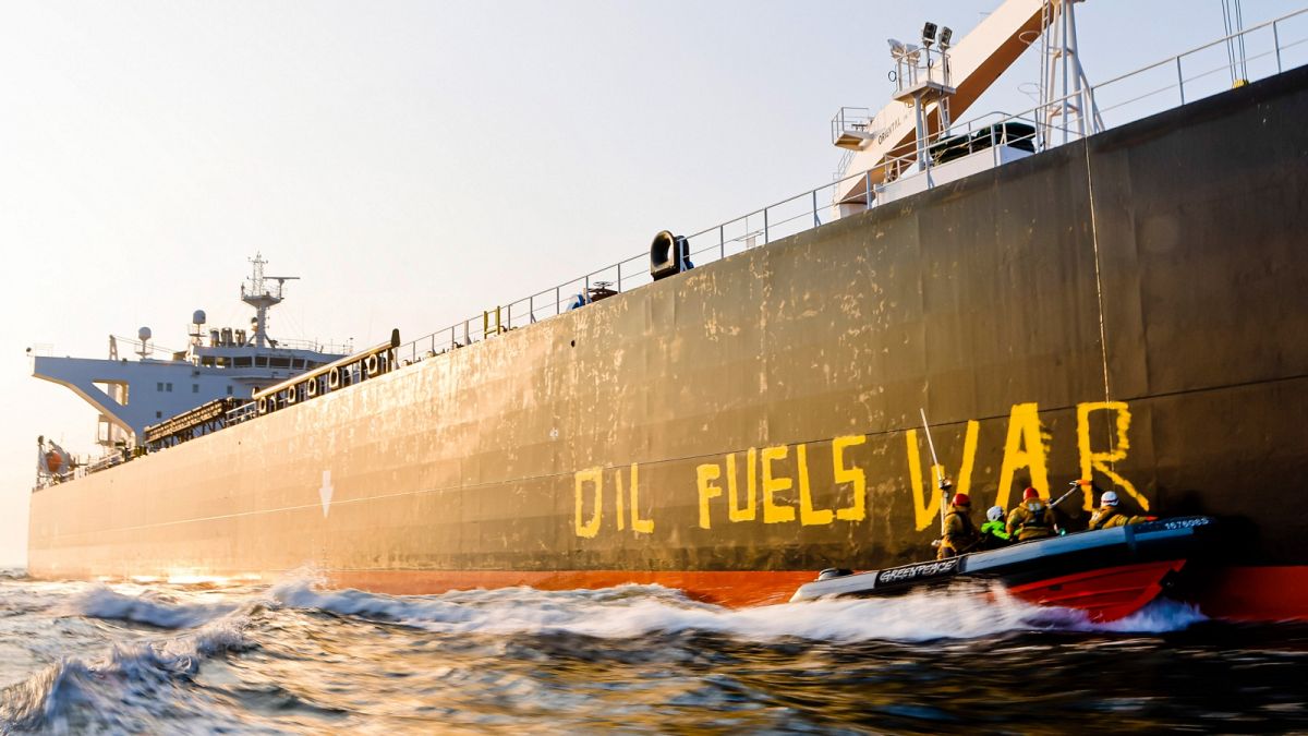 "Az olaj fűti a háborút" - Greenpeace-felirat orosz olajszállító hajón