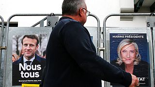 ملصقات الحملة الانتخابية لمرشح الرئاسة الفرنسي الوسطي إيمانويل ماكرون والمرشحة اليمينية المتطرفة مارين لوبان، في مدينة أنجليت، جنوب غرب فرنسا، الأربعاء 8 أبريل