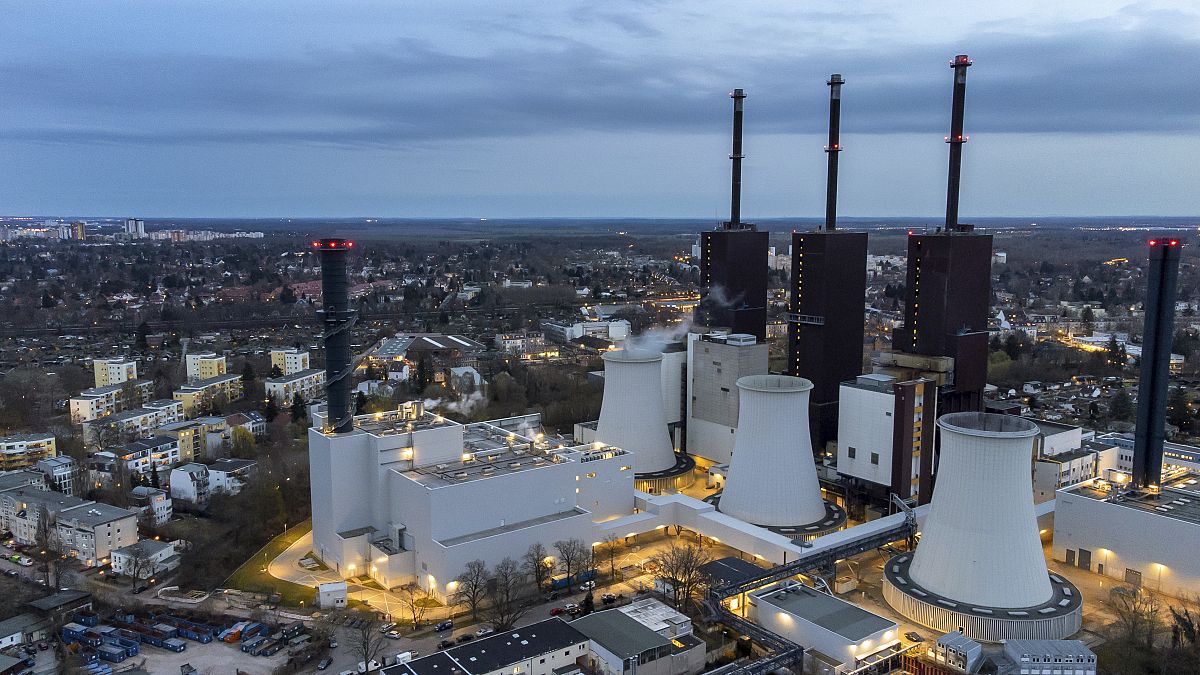 محطة لتوليد الطاقة التي تعمل بالغاز في برلين، ألمانيا.