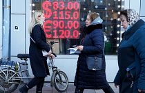 شاشة مكتب صرف العملات تعرض أسعار صرف الدولار الأمريكي واليورو إلى الروبل الروسي- موسكو، روسيا، فبراير 2022.
