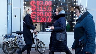 شاشة مكتب صرف العملات تعرض أسعار صرف الدولار الأمريكي واليورو إلى الروبل الروسي- موسكو، روسيا، فبراير 2022.
