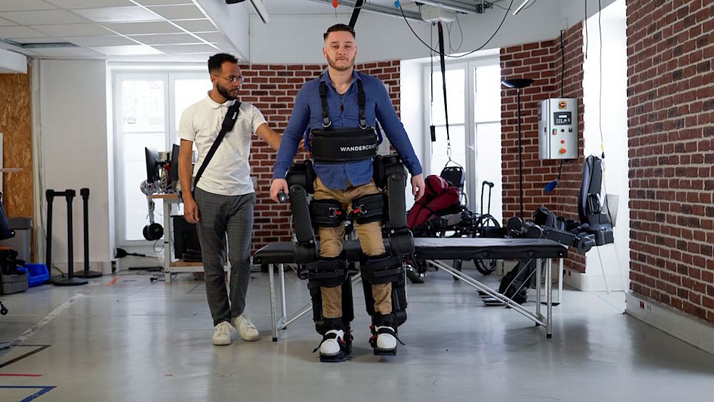 La société technologique française Wandercraft construit un exosquelette qui aide les utilisateurs de fauteuils roulants à marcher