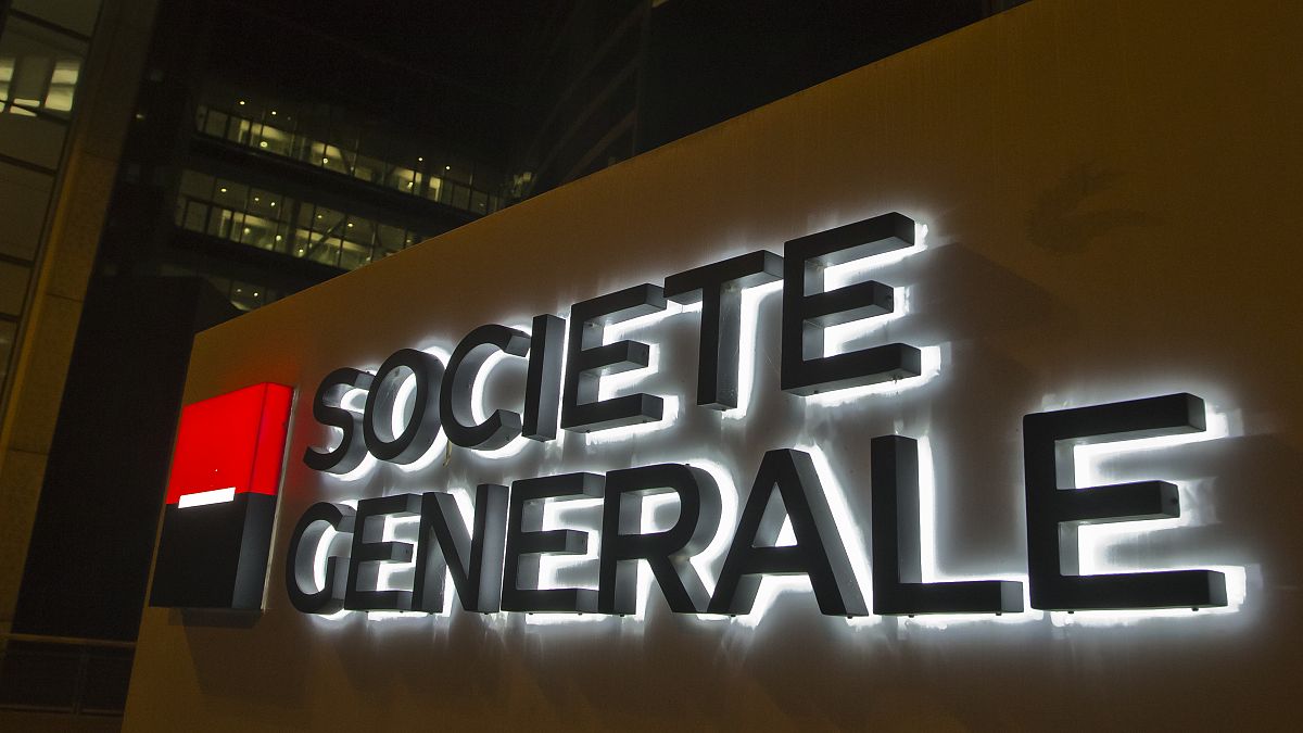Логотип Société Générale у здания парижской штаб-квартиры компании