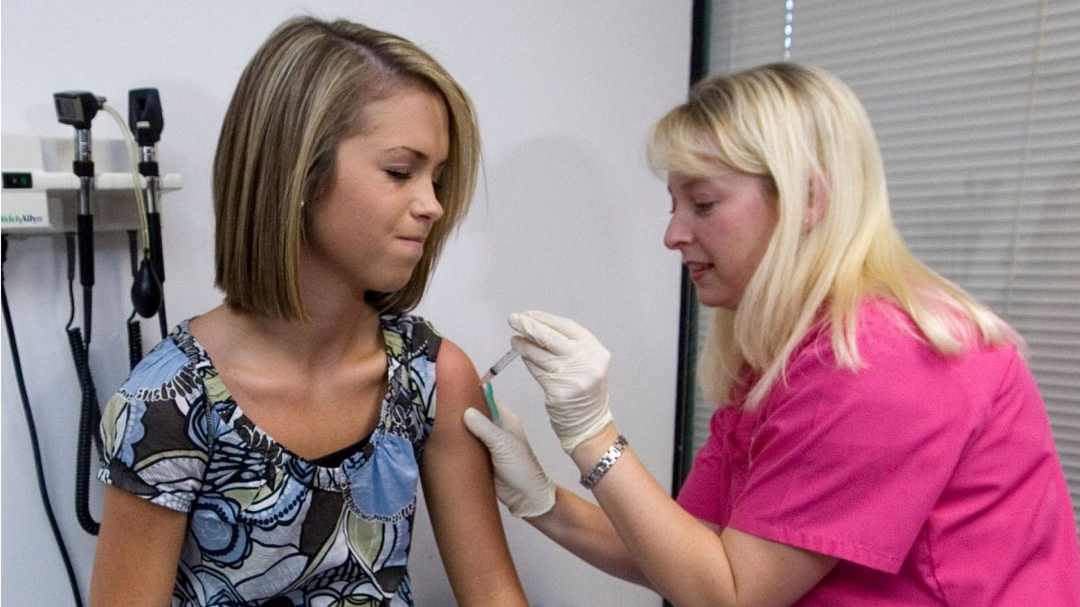 تزریق واکسن سرطان دهانه رحم