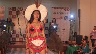 عرض أزياء مخصص للسكان الأصليين في البرازيل.