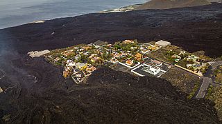Várias povoações ficaram isoladas pela lava do vulcão da Cumbre Vieja, na ilha espanhola de La Palma