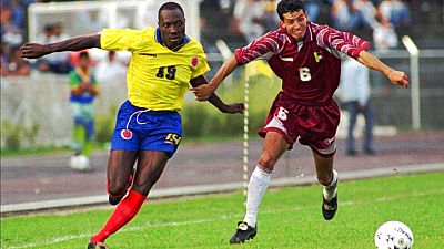 En esta foto de archivo del 15 de diciembre de 1996, el jugador colombiano Freddy Rincón, a la izquierda, lucha por el balón con Elvis Martínez, de Venezuela