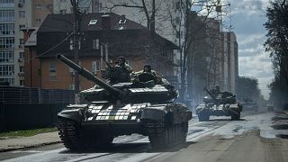 Украинские танки движутся по улице в Ирпене, на окраине Киева, Украина, понедельник, 11 апреля 2022 года.