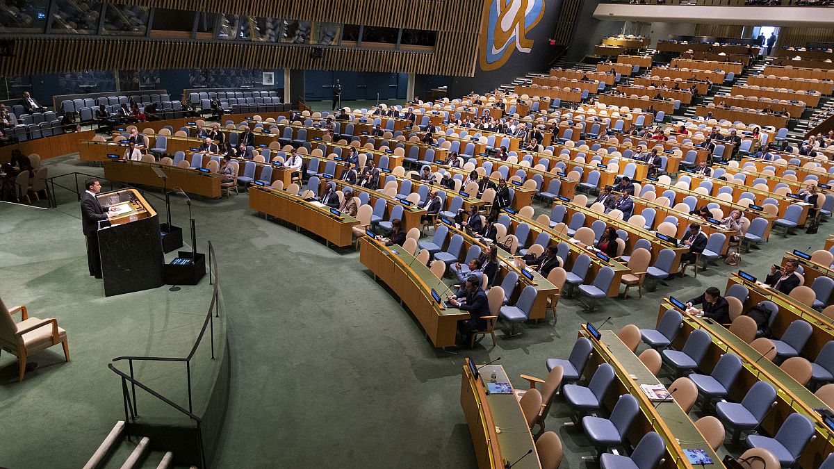 الرئيس الأوكراني فولوديمير زيلينسكي ملقياً كلمة في الأمم المتحدة (نيويورك) 