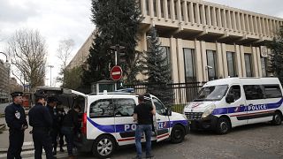 عناصر من الشرطة الفرنسية أمام السفارة الروسية في باريس، فرنسا.