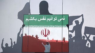 İran'da Afgan mültecilerin öldürülmesini protesto amaçlı İran bayrağı üzerine çizilen resmin üst kısmında "Nefes alamıyorum" ifadesi yer alıyor. Kabil/Afganistan