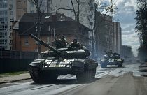 دبابات أوكرانية في طريقها إلى ضواح شمال كييف بعد انسحاب القوات الروسية منها