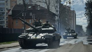 دبابات أوكرانية في طريقها إلى ضواح شمال كييف بعد انسحاب القوات الروسية منها