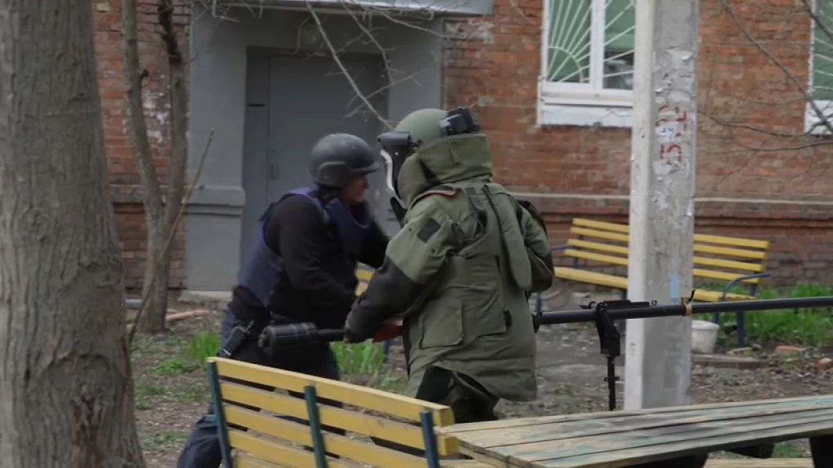 خبراء متفجرات تابعون للجيش الأوكراني خلال عملية نزع ألغام في خاركيف 