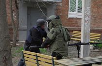 خبراء متفجرات تابعون للجيش الأوكراني خلال عملية نزع ألغام في خاركيف