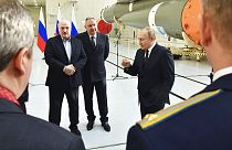Le président russe Vladimir Poutine (à dr.) et son homologue bélarusse Alexandre Loukachenko, lors de leur rencontre au Cosmodrone de Vostochny  (Russie), le 12/04/2022