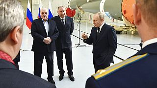Le président russe Vladimir Poutine (à dr.) et son homologue bélarusse Alexandre Loukachenko, lors de leur rencontre au Cosmodrone de Vostochny  (Russie), le 12/04/2022
