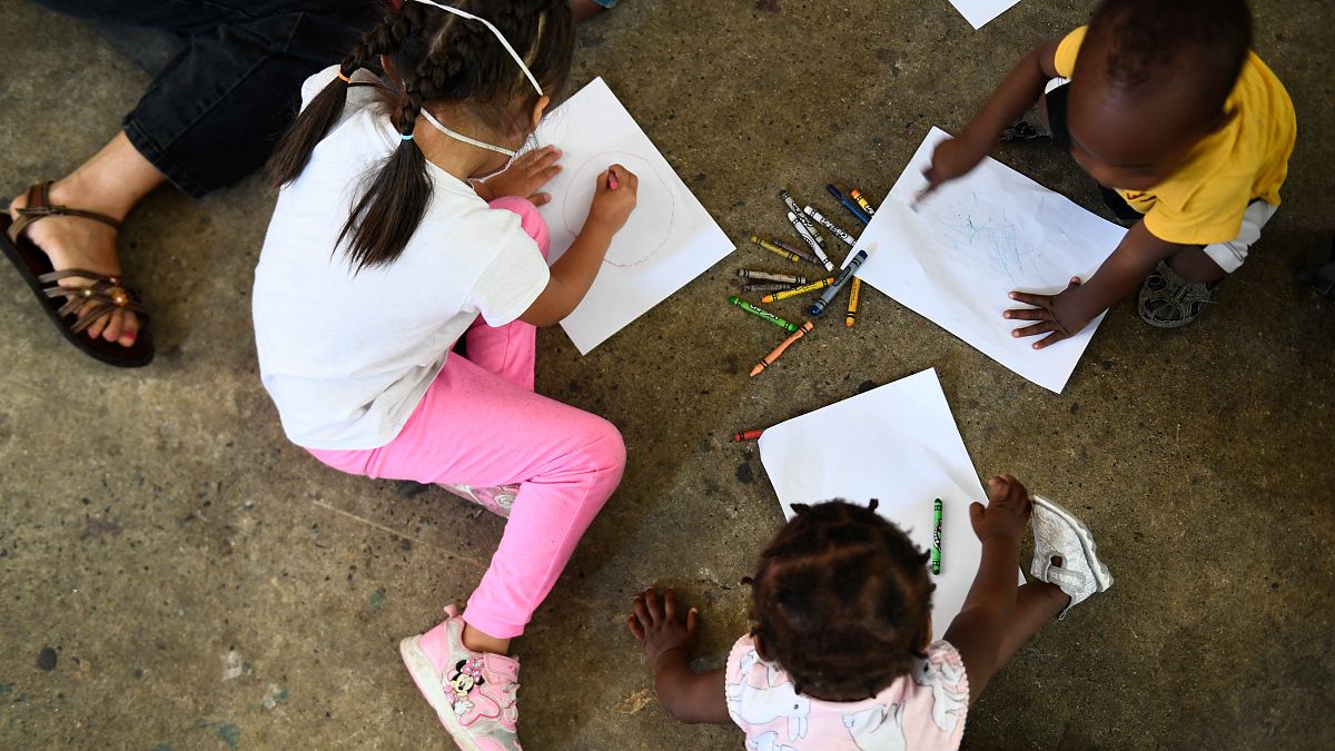 Menekült gyerekek rajzolnak