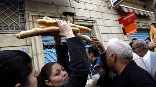 سيدة تونسية بعد شراء خبز وسط تونس