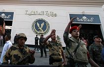 جنود مصريون يقفون أمام مبنى وزارة الداخلية بعد إضرام النار فيه من قبل ضباط شرطة خلال مظاهرة للمطالبة بتحسين ظروف العمل في القاهرة، مصر، الثلاثاء 22 مارس 2011