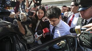 La prensa rodea a Nicolás Zepeda al salir del tribunal después de la audiencia para su extradición a Francia, en Santiago, Chile, el 5 de marzo de 2020.