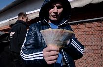 Archive - Un homme tient des Hryvnia à Simferopol en Crimée - 2014