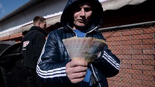 Archive - Un homme tient des Hryvnia à Simferopol en Crimée - 2014