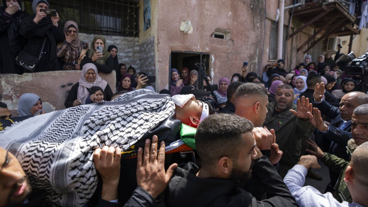 مشيعون فلسطينيون ينقلون جثمان سند أبو عطية، 17 عاما، إلى منزل العائلة خلال جنازته في مخيم جنين للاجئين بالضفة الغربية، الخميس 31 مارس 2022.