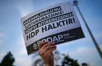 یک تظاهرکننده ترک در حمایت از حزب دموکراتیک خلق‌ها
