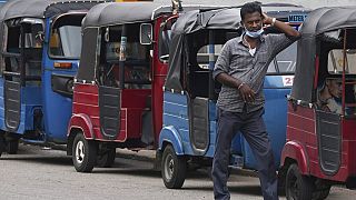 Απελπισμένος οδηγός περιμένει σε ουρά για ανεφοδιασμό καυσίμων στο Κολόμπο της Σρι Λάνκα